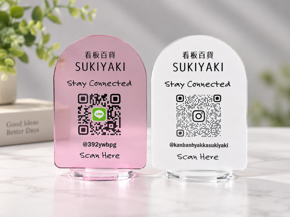 透明アクリル製QRスタンドの部分白版と全面白版の比較