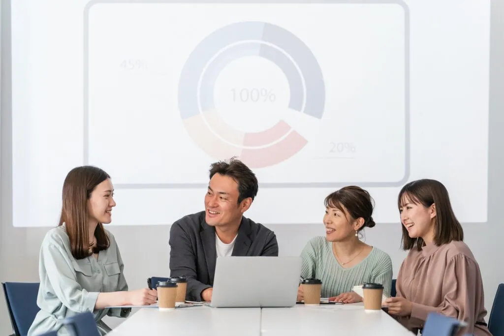 会議・打ち合わせをする男女のビジネスマン